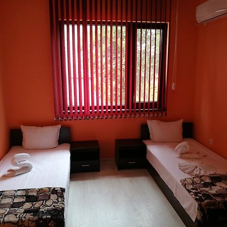 Guest House Karaulanov Elhovo  Ngoại thất bức ảnh