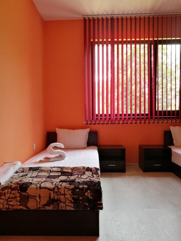 Guest House Karaulanov Elhovo  Ngoại thất bức ảnh