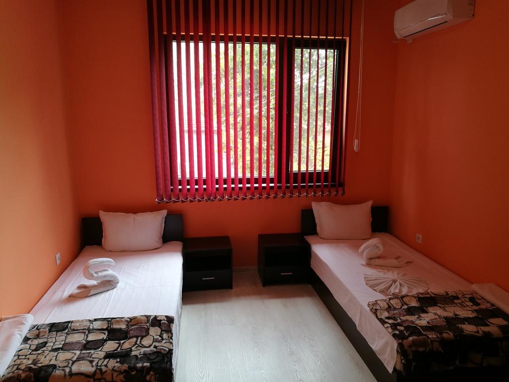 Guest House Karaulanov Elhovo  Ngoại thất bức ảnh