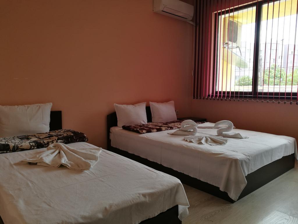 Guest House Karaulanov Elhovo  Ngoại thất bức ảnh