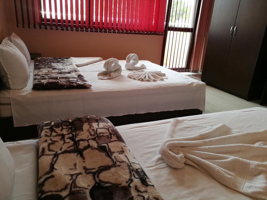 Guest House Karaulanov Elhovo  Ngoại thất bức ảnh