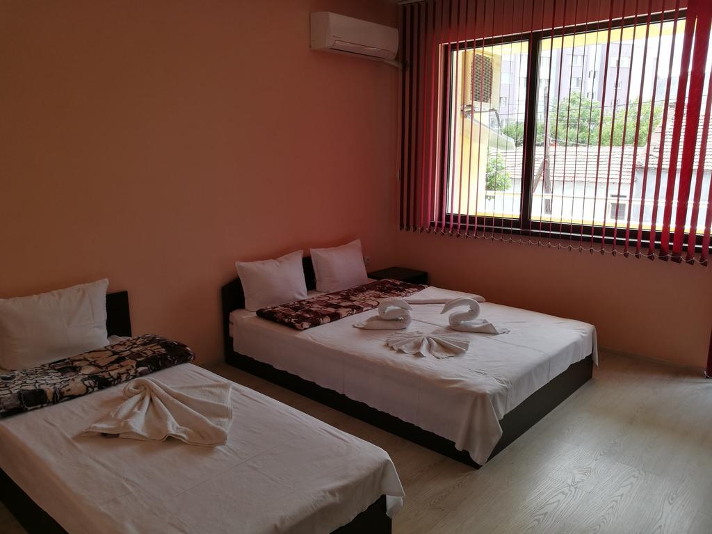 Guest House Karaulanov Elhovo  Ngoại thất bức ảnh