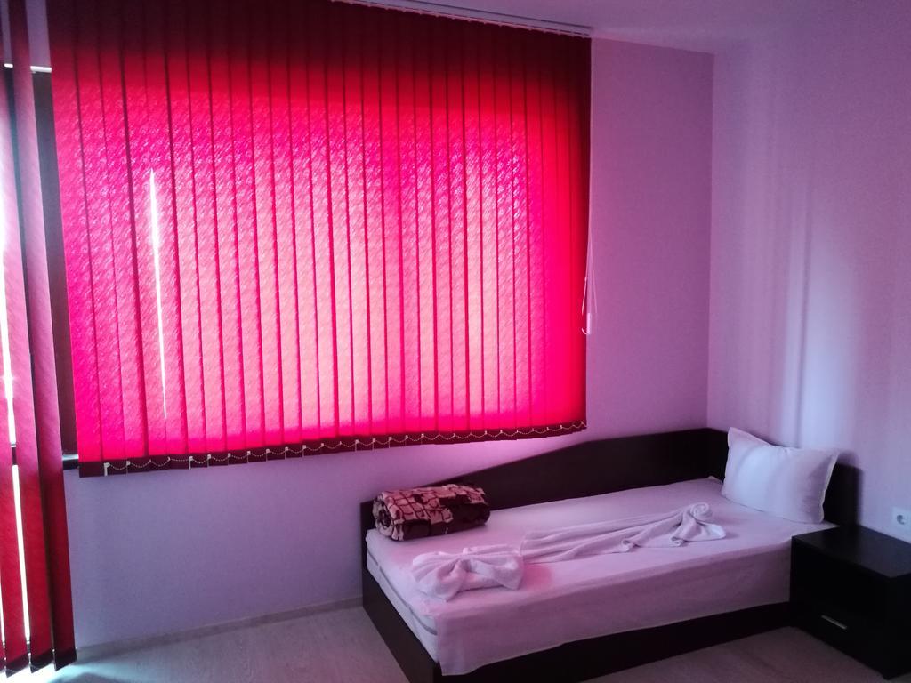 Guest House Karaulanov Elhovo  Ngoại thất bức ảnh
