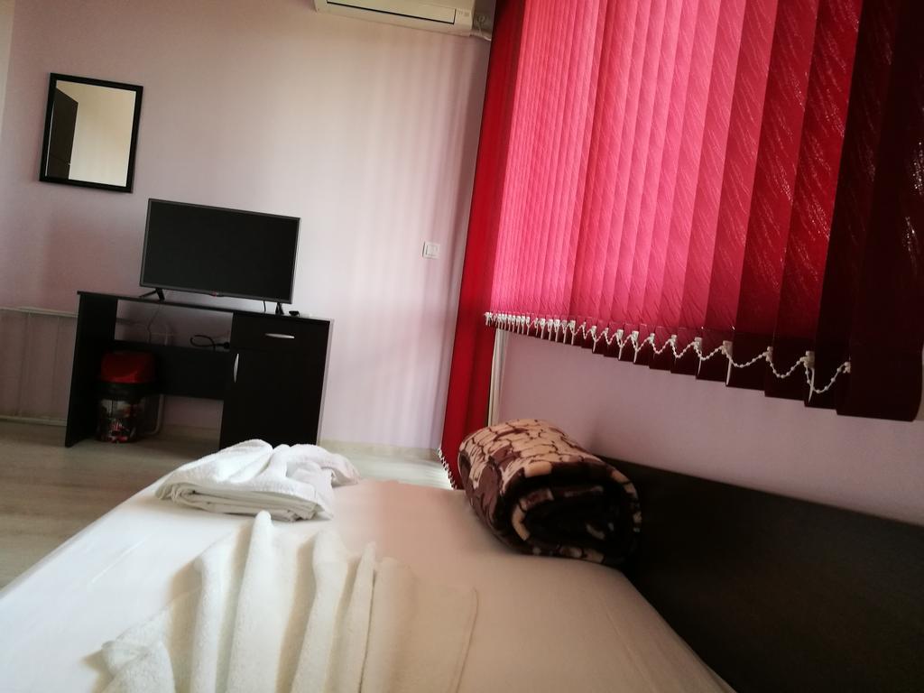 Guest House Karaulanov Elhovo  Ngoại thất bức ảnh