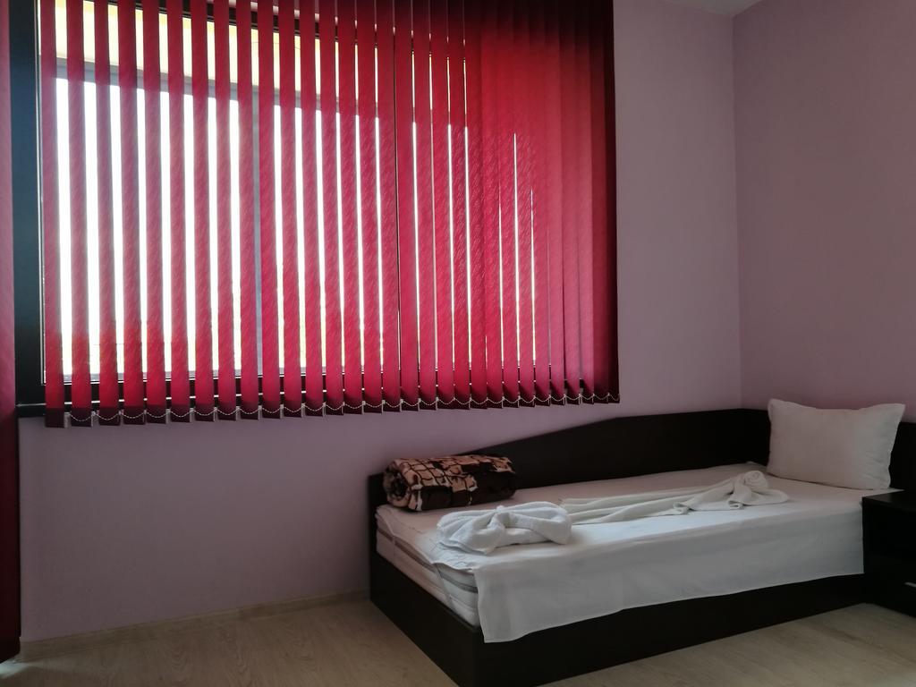 Guest House Karaulanov Elhovo  Ngoại thất bức ảnh