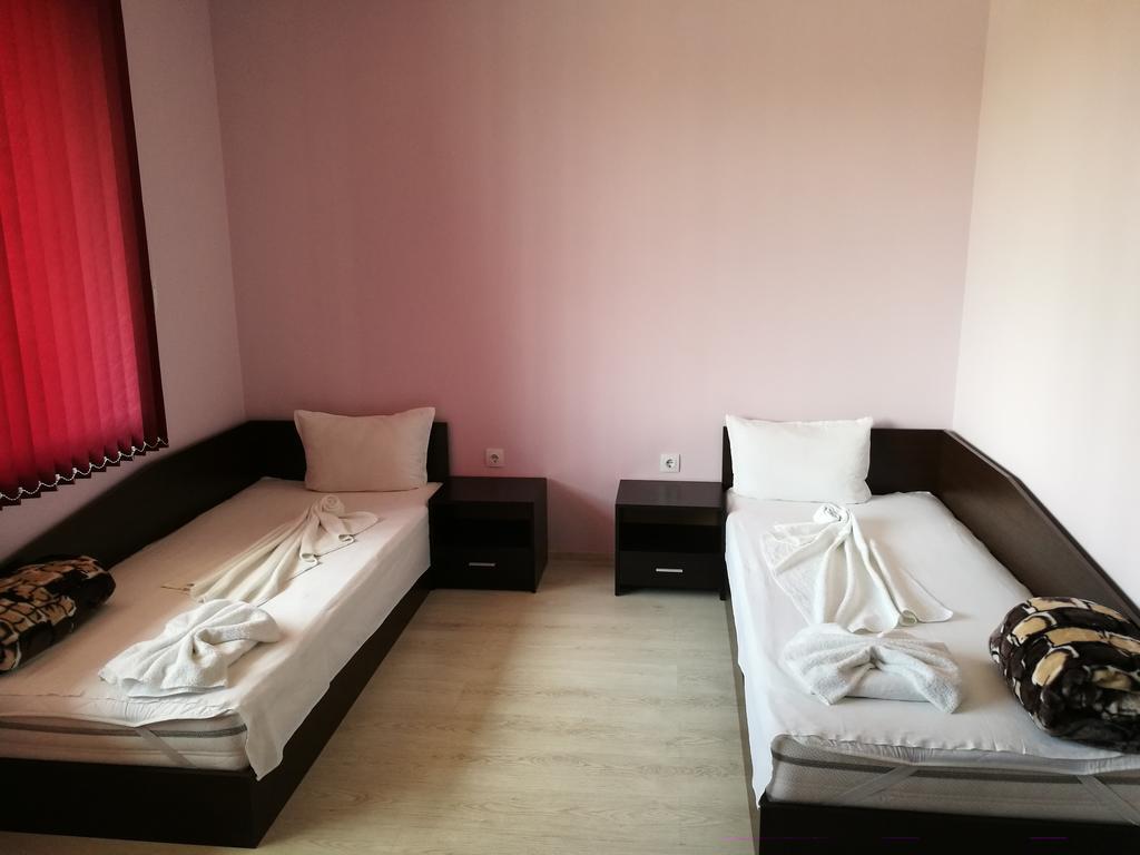 Guest House Karaulanov Elhovo  Ngoại thất bức ảnh