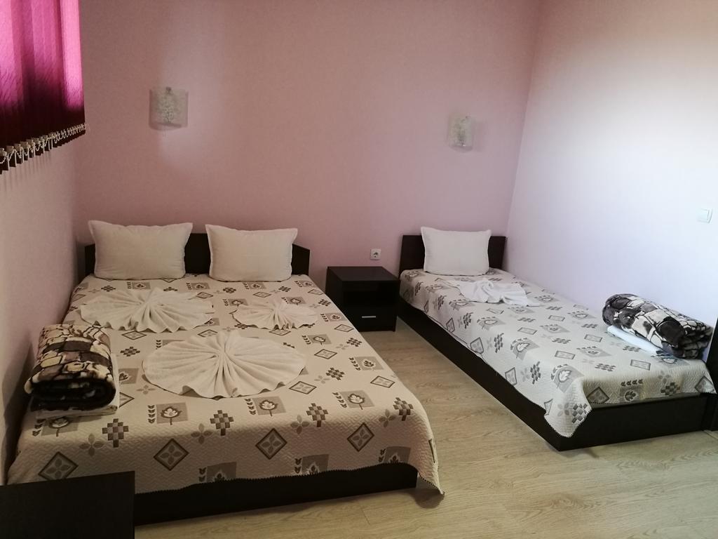 Guest House Karaulanov Elhovo  Ngoại thất bức ảnh